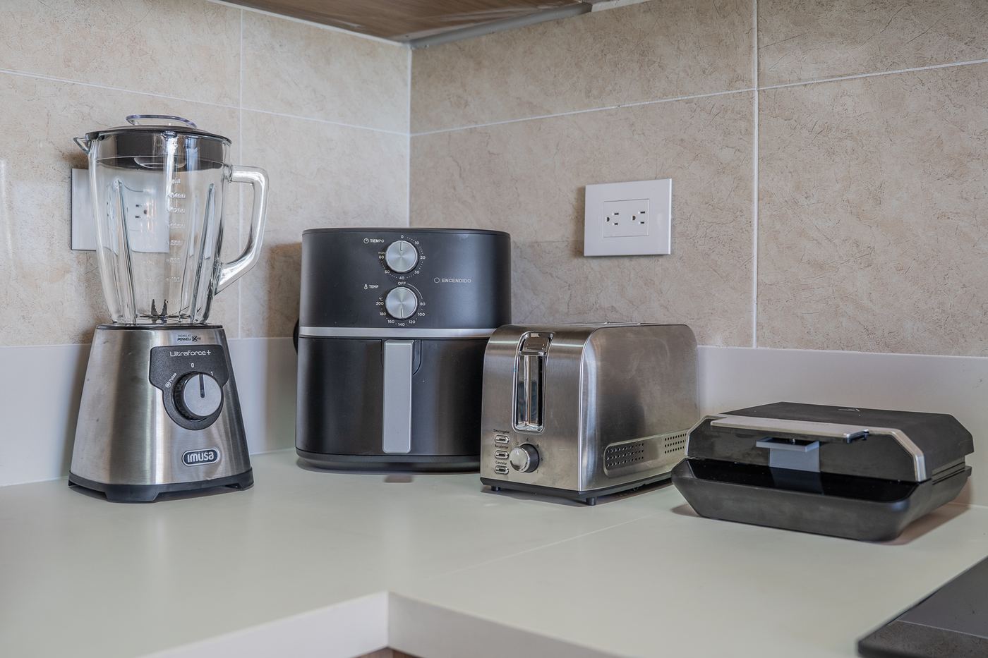 Licuadora, freidora de aire y tostadora incluidas en la cocina