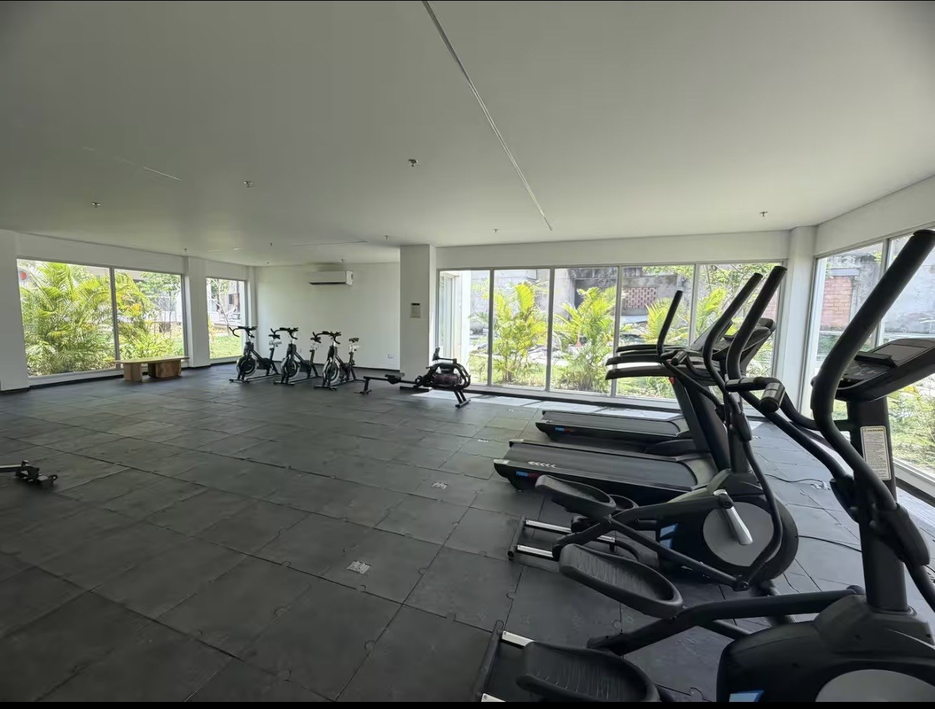 Gimnasio equipado con caminadoras, elípticas y bicicletas