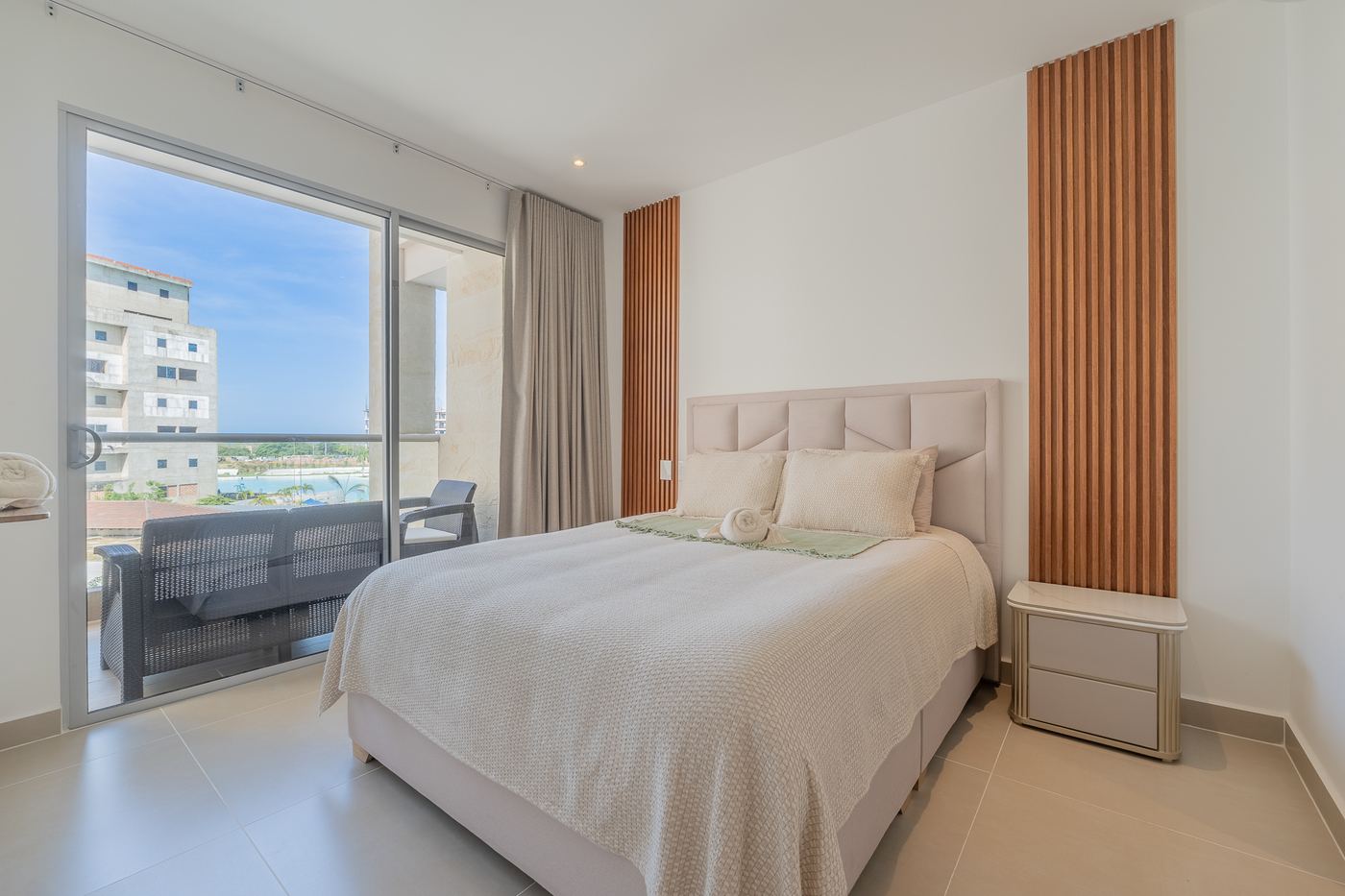 Habitación principal con vista directa a la laguna desde la cama
