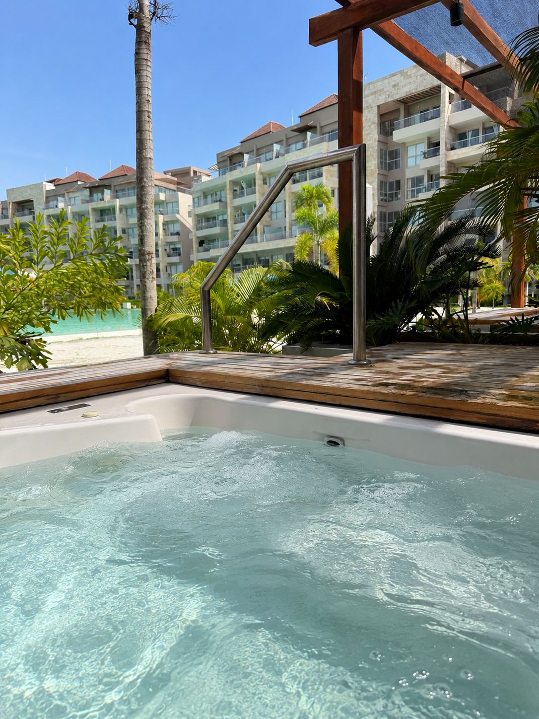 Jacuzzi con vista a la laguna