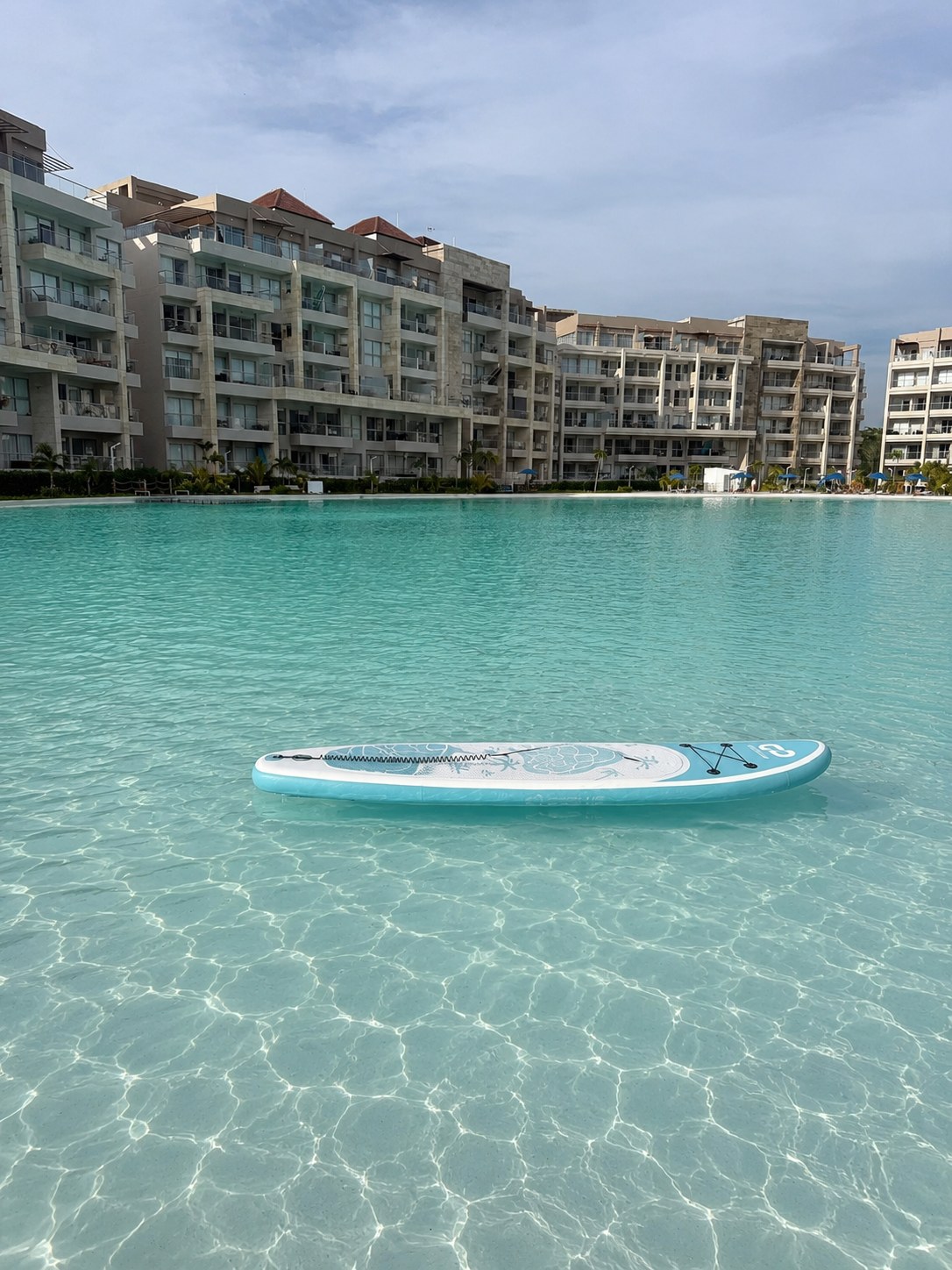 Paddle board flotando en la Crystal Lagoon frente al complejo