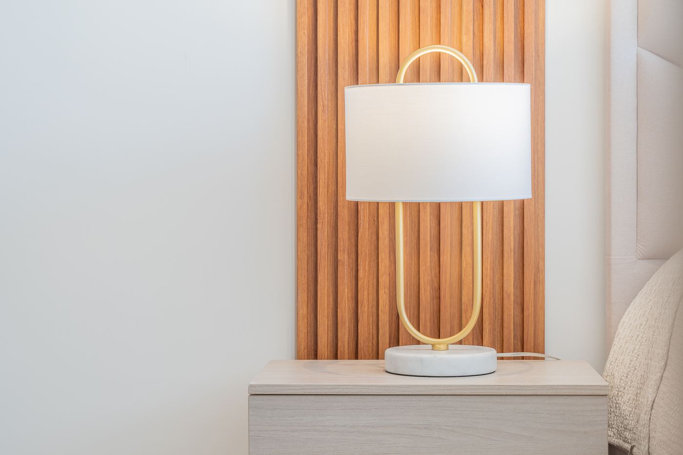 Detalle de lámparas e iluminación cálida del apartamento
