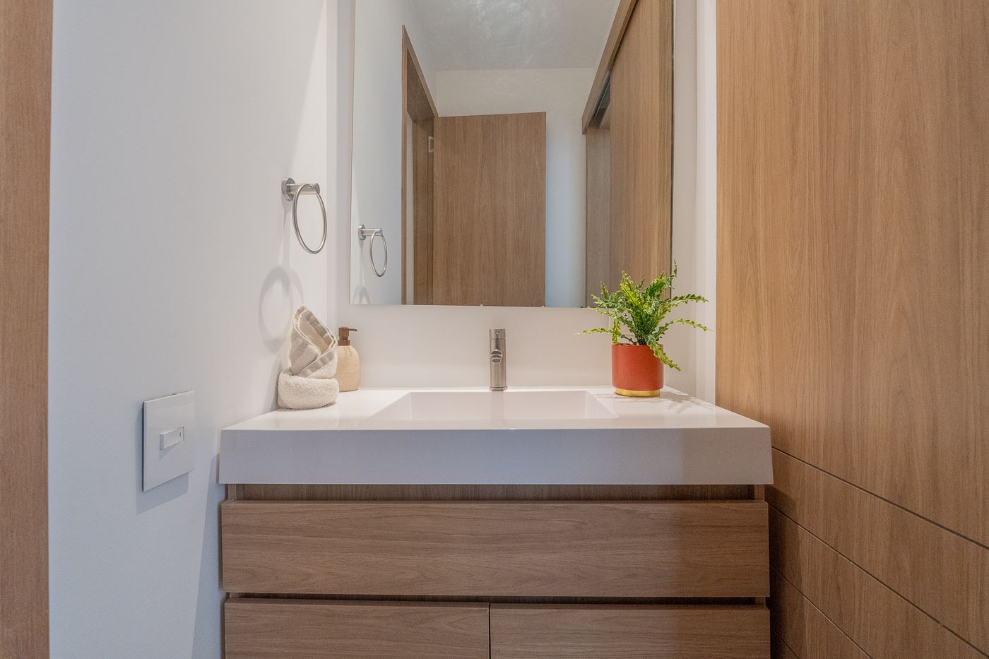 Lavamanos del baño social con detalles cálidos